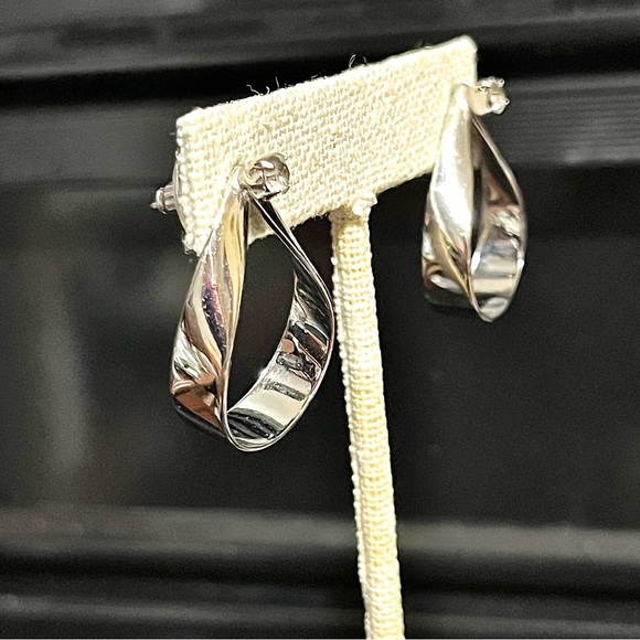 Classy pear shaped earrings - Picture 2 of 3